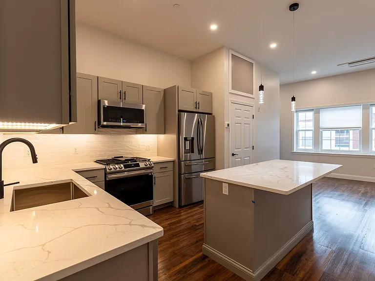 240 Cabot St — Photo 8