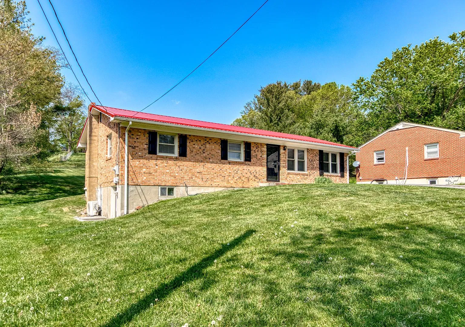 690 North Drive — Photo 3