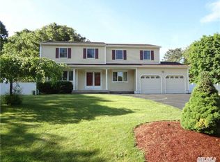 12 Fuller Dr, Ridge, NY 11961
