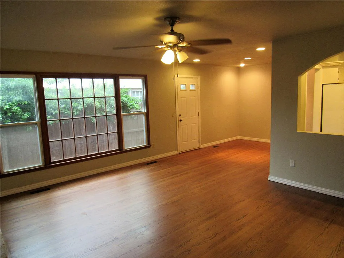 Sunnymeade Pl_9909 - 1 — Photo 3