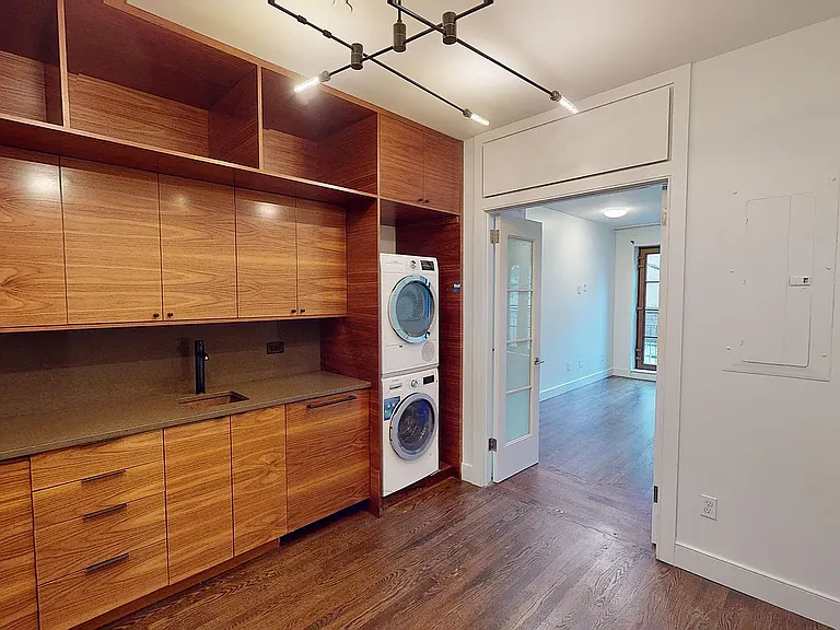 206 E 20th St #PENTHOUSE — Photo 18