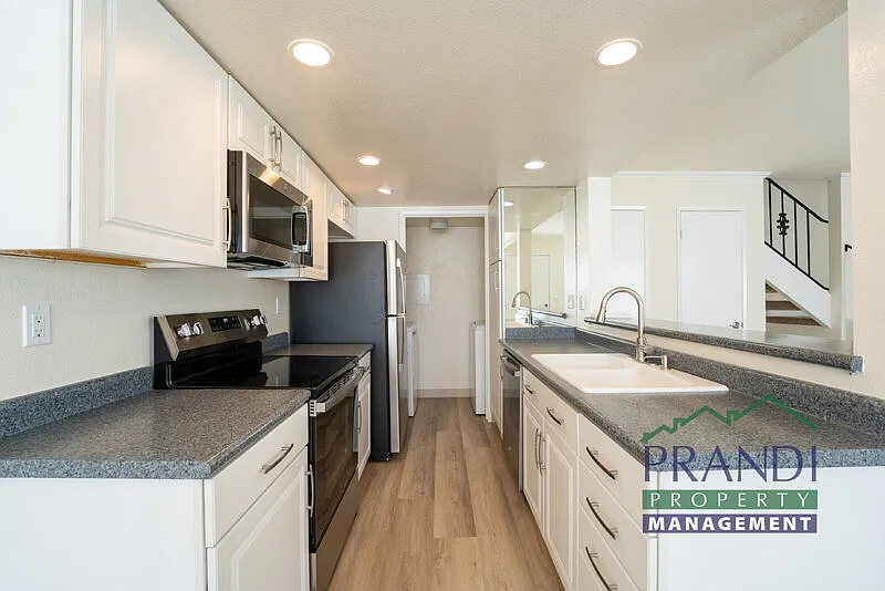 2 bed, 1.0 bath, 932 sqft, $3,200 — Photo 3