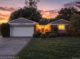 8888 Mystic Ln, Warren, MI 48093
