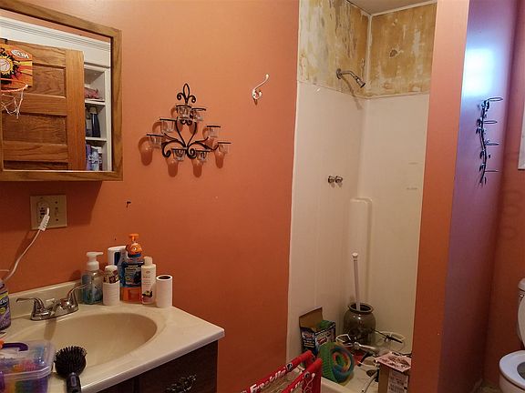3rd image of 327 Franklin St