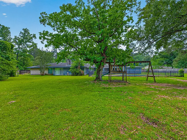 1701 Mistletoe Ln — Photo 32