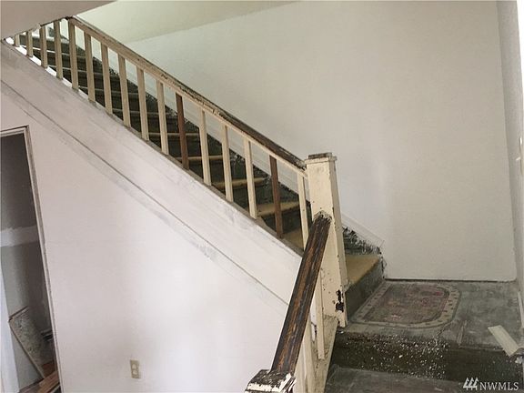 5th image of 1023 W Marion St