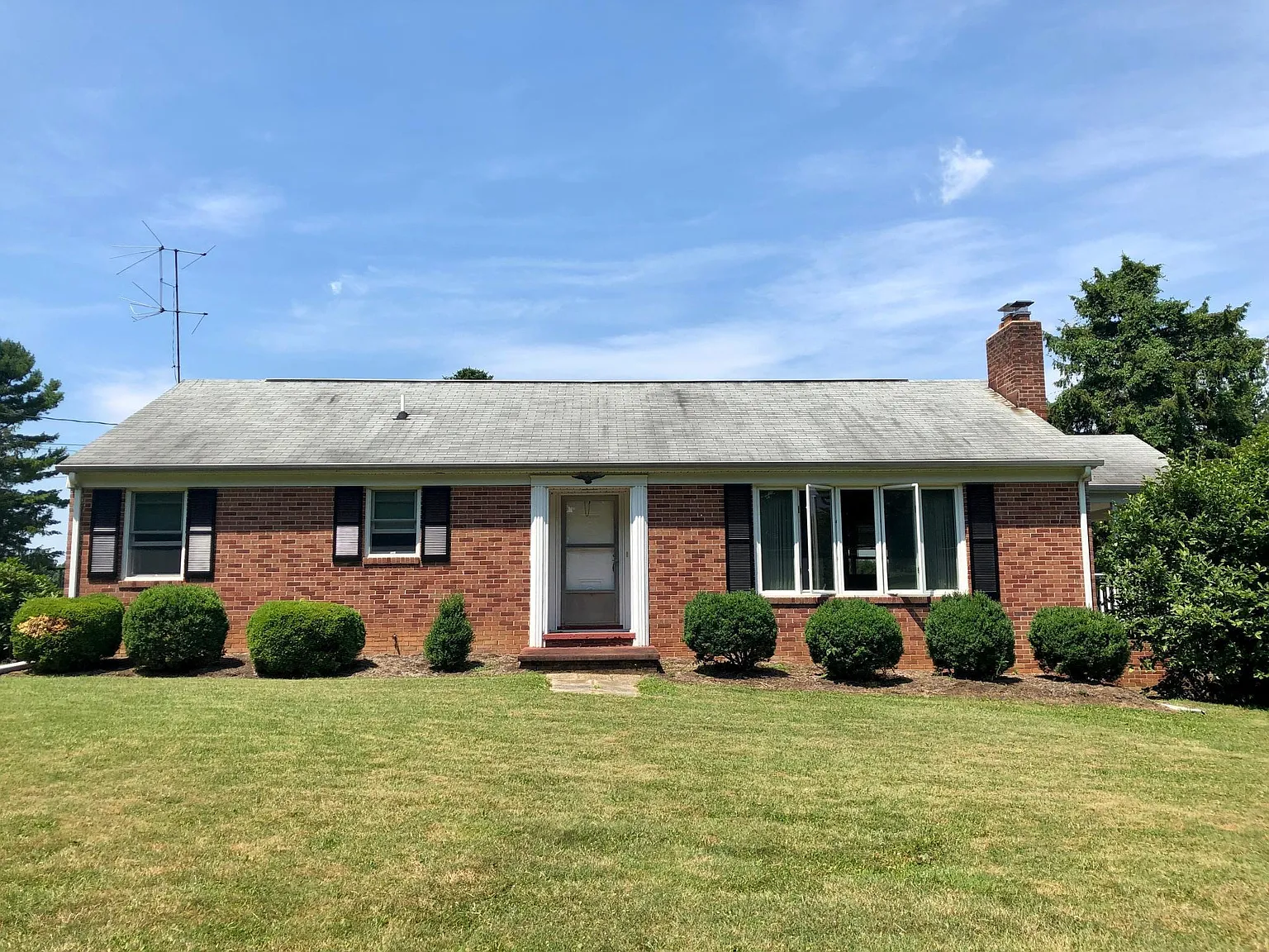 3 bed, 1274 sqft, $2,450 — Photo 3