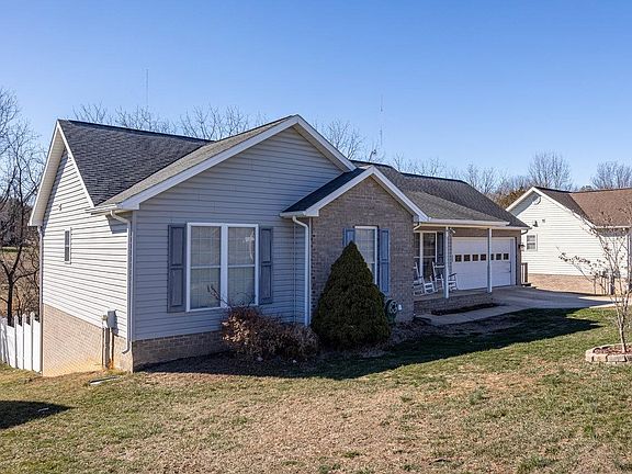 2nd image of 1775 Park Lawn Dr
