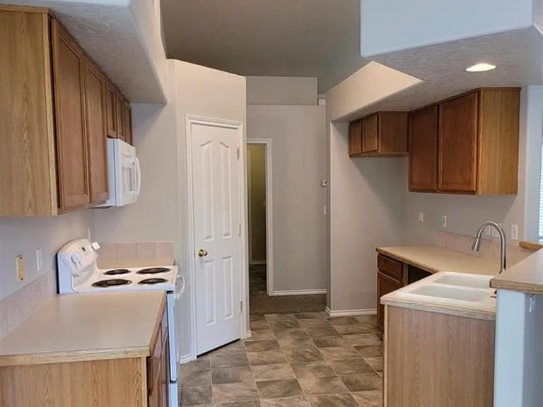6427 E Dannsmore Dr — Photo 2