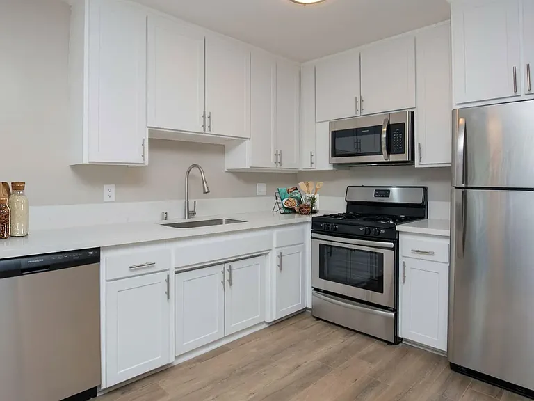 The Capri Apartments — Photo 25