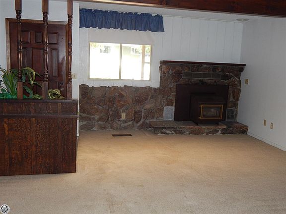 4th image of 19190 Hillsdale Dr