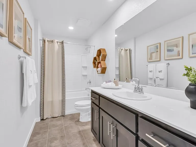 Upstairs 2nd Bath room