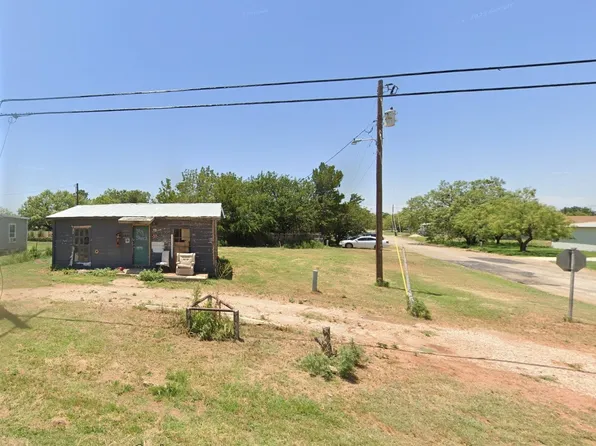 502 Morgan St, Tye, TX 79563