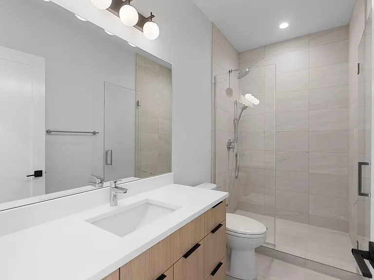 904 W Dakin — Photo 2
