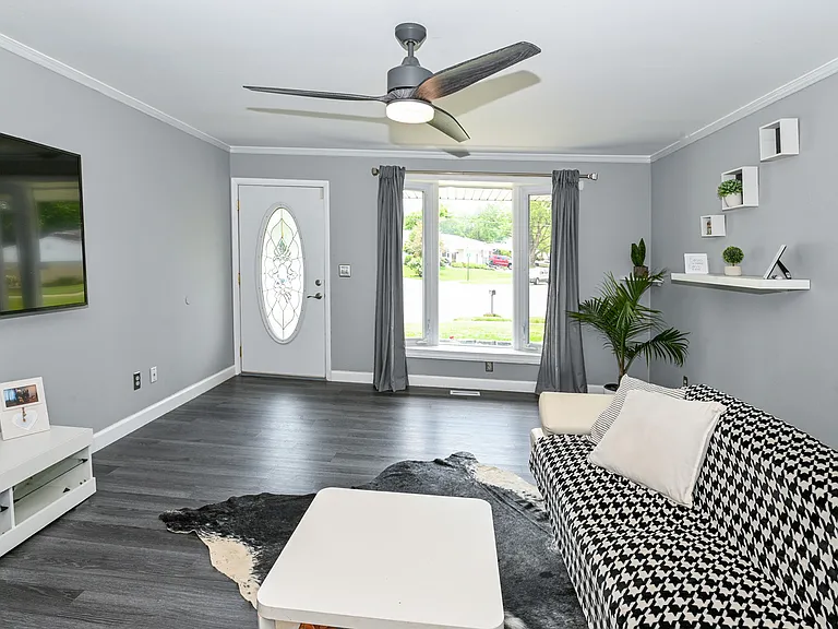 988 Yarger Dr — Photo 3