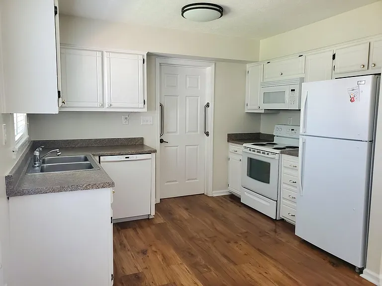 121 Winding Way — Photo 8