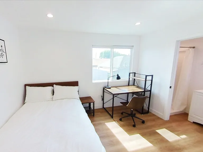 1436 W 36th Pl — Photo 28
