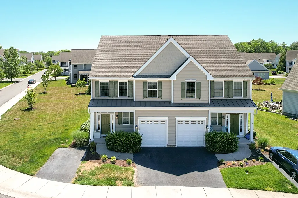 3 bed, 2.5 bath, 1900 sqft, $3,000 — Photo 2