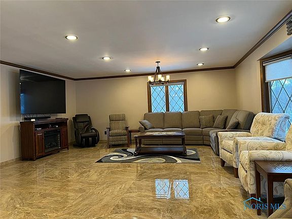 5th image of 130 Pine Ln