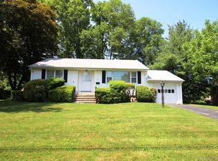 18 Abric Dr, Trumbull, CT 06611
