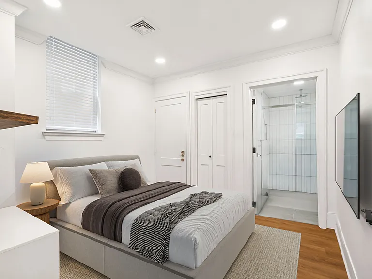 326 S 19th St #100 — Photo 5