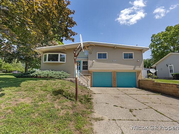 2nd image of 1819 Westwood Dr NE
