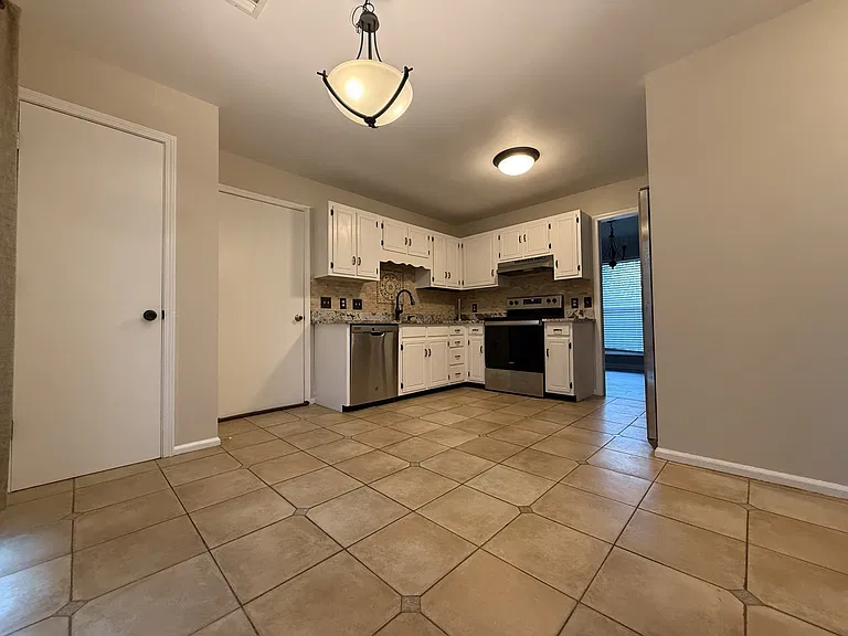 5801 Labrador Ln — Photo 13