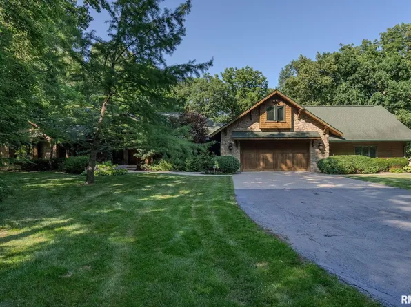 7 Autumn Creek Dr, Coal Valley, IL 61240