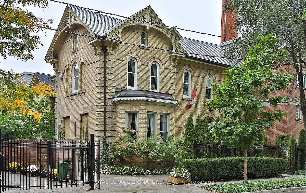 Photo 2 of 32 - 4 Wellesley Pl - Toronto, ON Building Photo - 4 Wellesley Pl