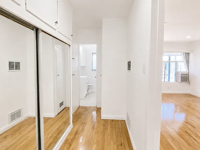 1400 N Gardner St #13 — Photo 6