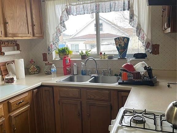 4th image of 513 Maple St