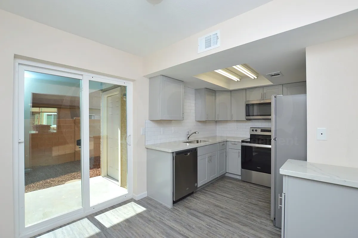 2 bed, 1.5 bath, 922 sqft, $1,449 — Photo 4