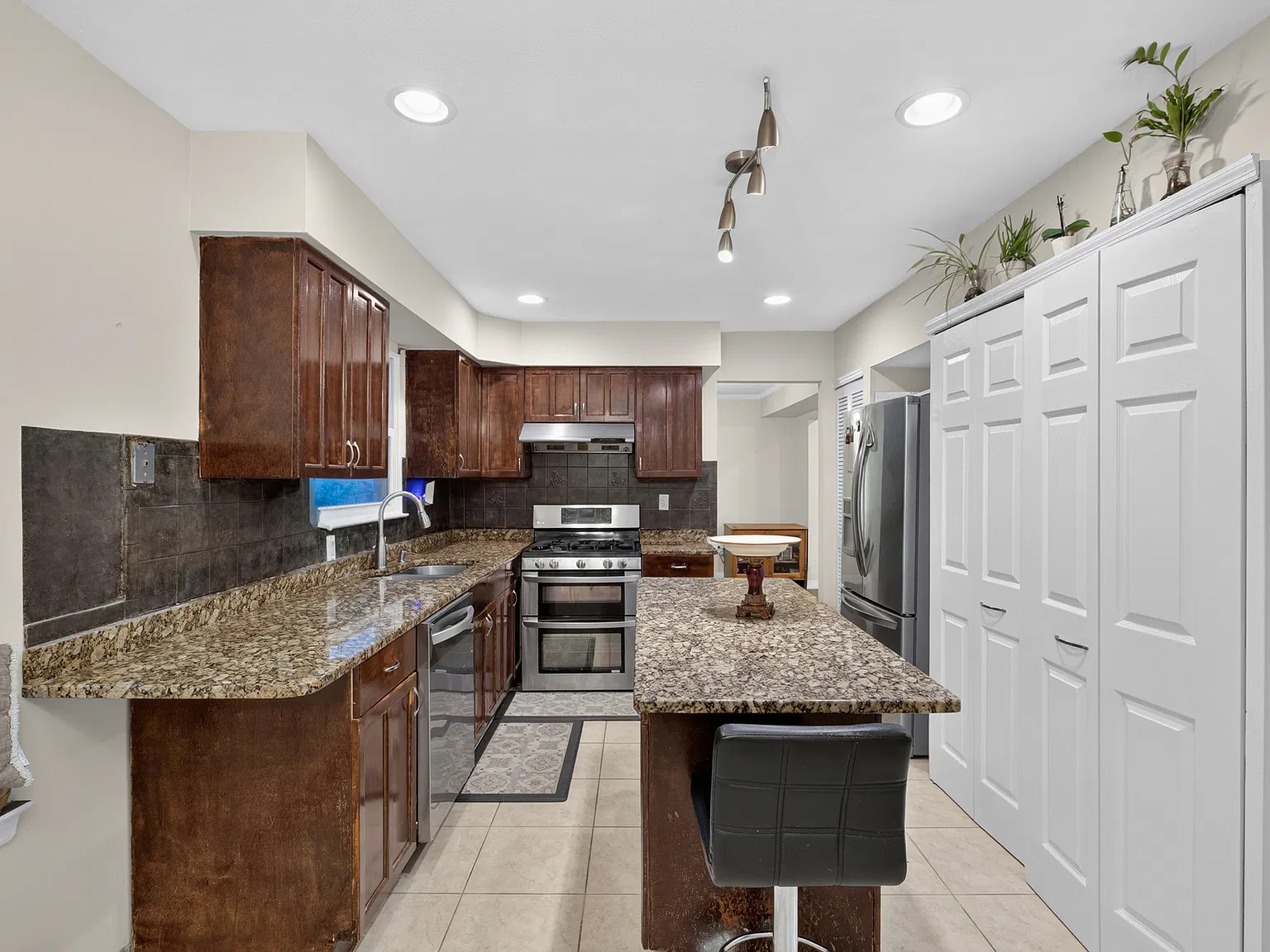 4 bed, 1840 sqft, $4,000 — Photo 2