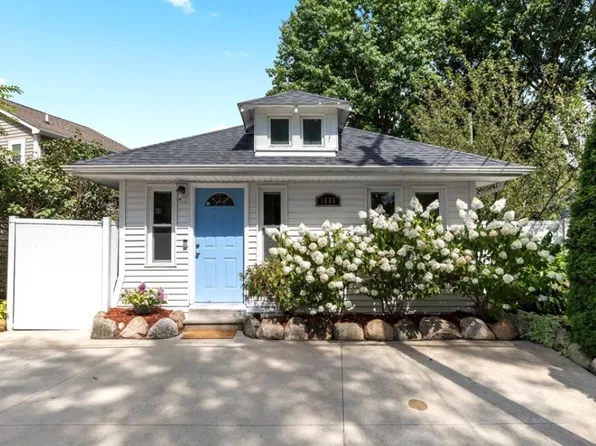 1865 Cass Lake Front Rd, Keego Harbor, MI 48320
