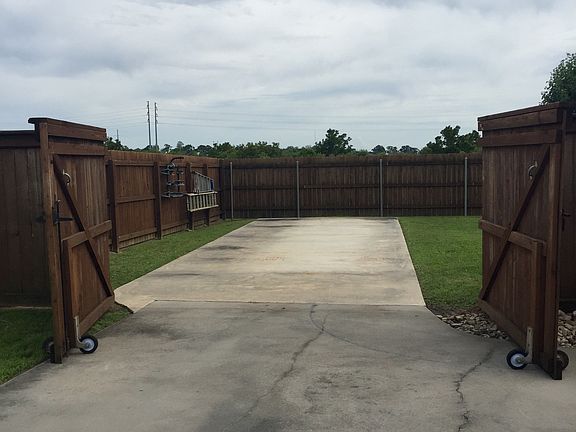 4th image of 206 Oak Shadows Dr