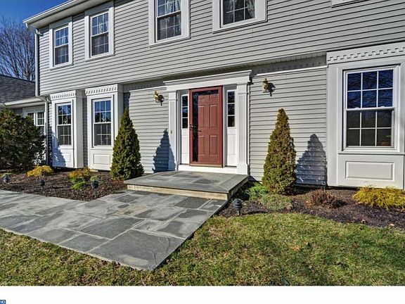 3rd image of 10 Fairfax Ct