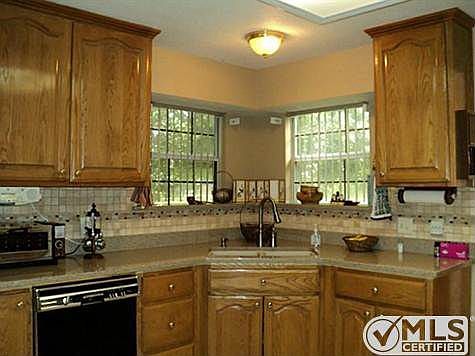 5th image of 828 Country Lane Dr