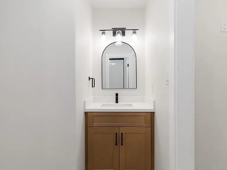 237 Carle Ave — Photo 5
