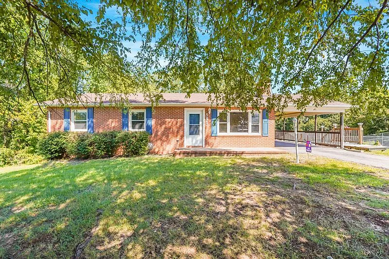 3 bed, 3.0 bath, 2464 sqft, $2,650 — Photo 4