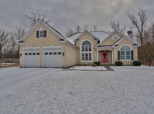 606 Snapdragon Dr, Moosic, PA 18507