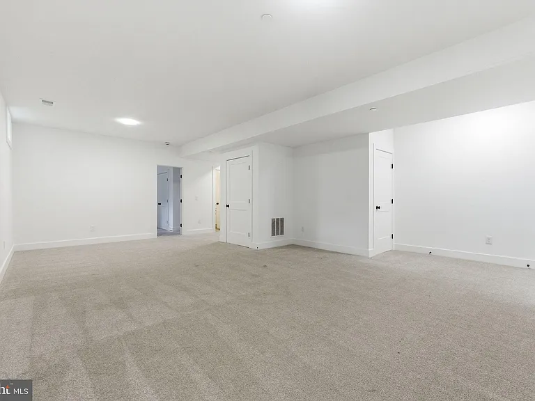 916 Waterview Dr — Photo 16