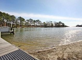 185 Blue Point Rd, Oakdale, NY 11769