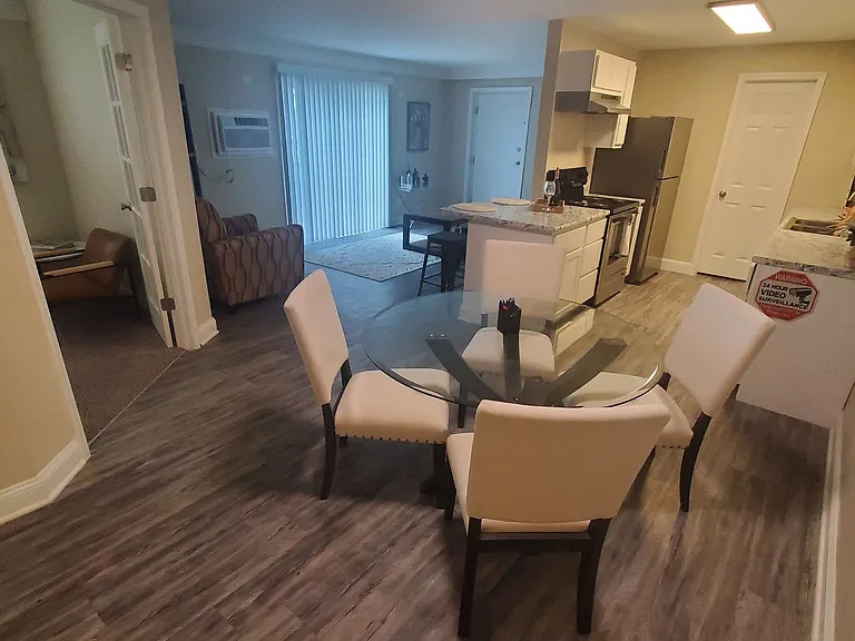 Saratoga Apartments - STA — Photo 14
