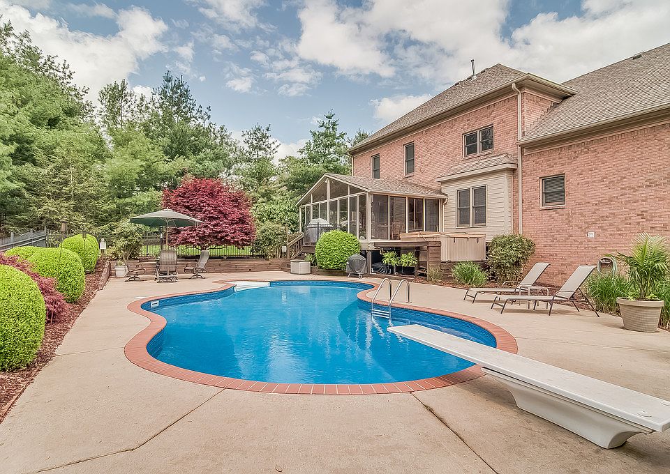 Resort living with pool/hot 