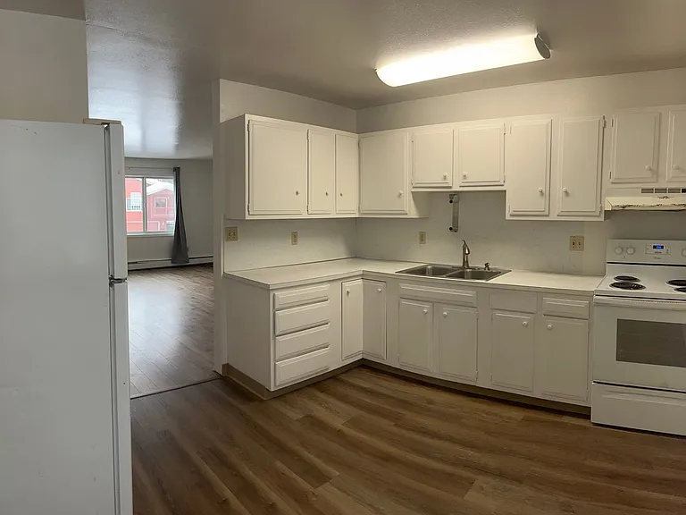 537 E 24th Ave — Photo 3