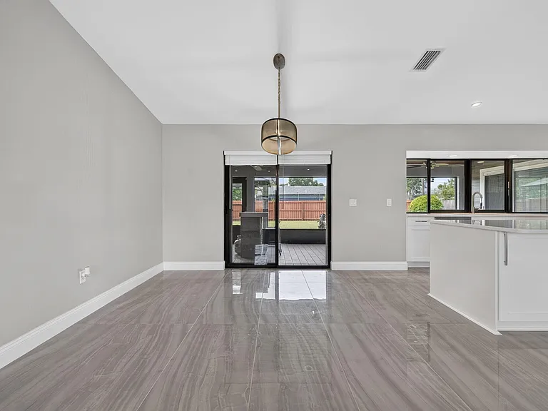 825 SE Starflower Ave — Photo 10
