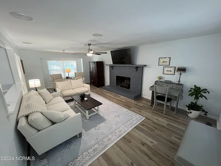 518 Rose Ave — Photo 2