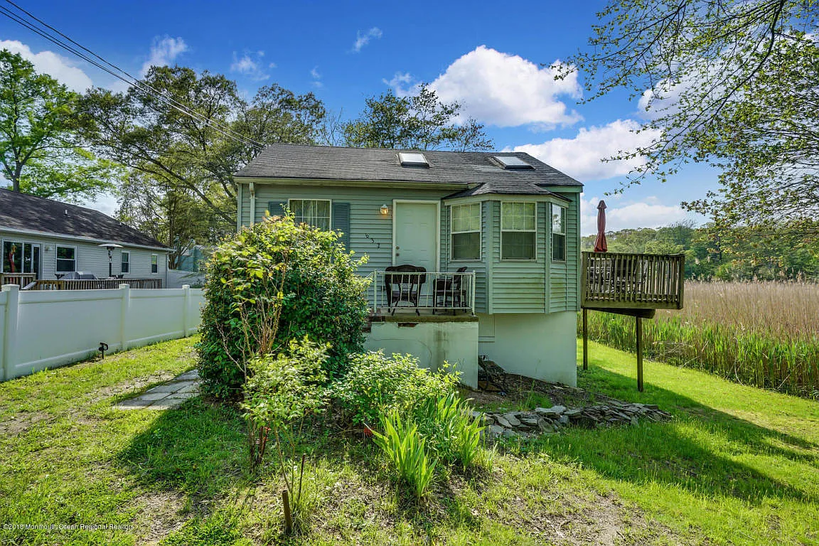 632 Bayview Ave N photo 1