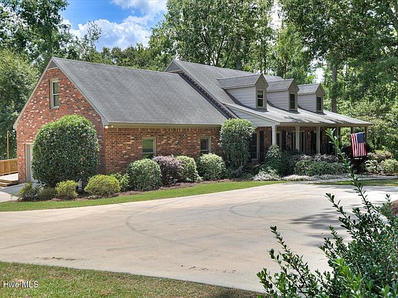 4th image of 687 Spooner Drive