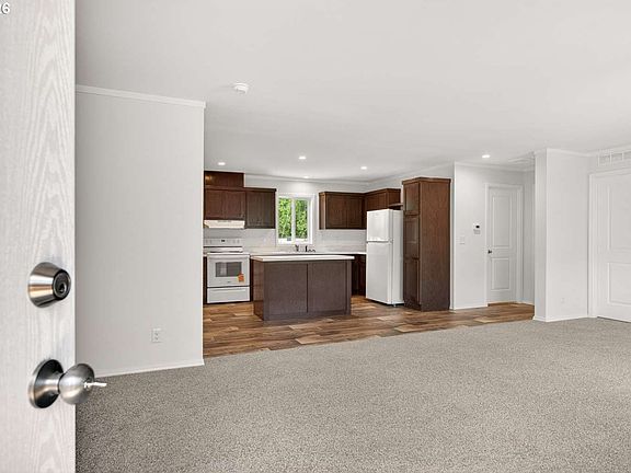 4th image of 253 E 7th St